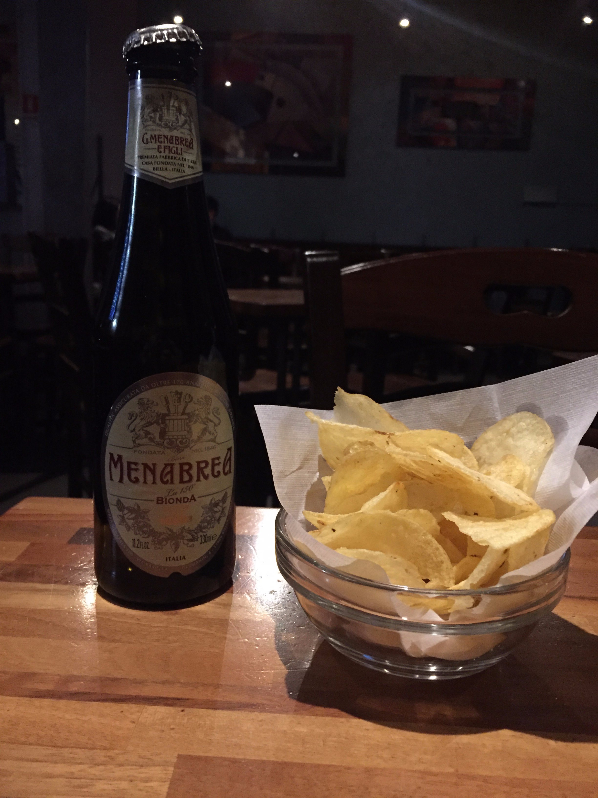 Birra e stuzzichini al bancone di Mamo's