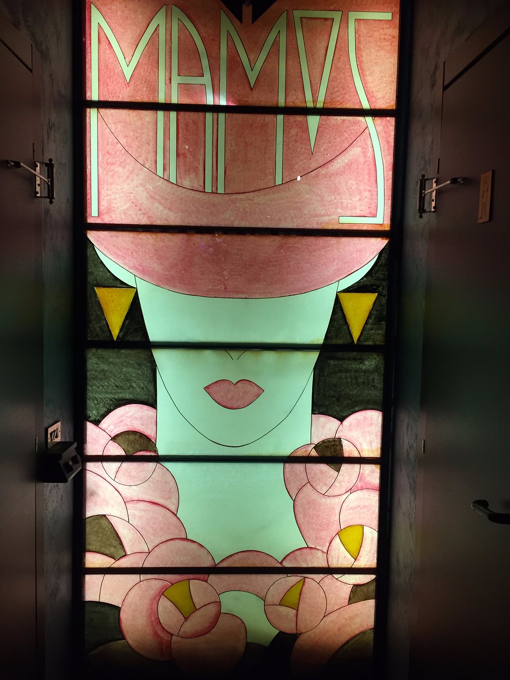 L'insegna storica di Mamo's, vetrata in stile liberty